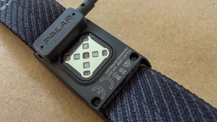 Der Loop wird mit einem magnetischen Ladeadapter (an USB-C) geladen. (Bild: Steinlechner / Golem)