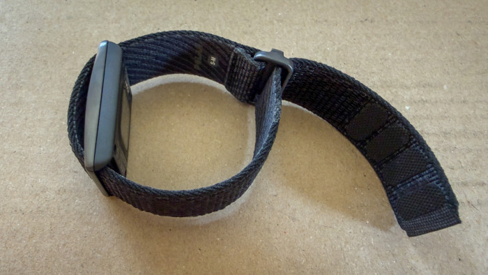 Das Band wird per Klett befestigt, was sehr haltbar und stabil wirkt. (Bild: Steinlechner / Golem)