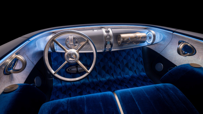 Im Innenraum gibt es ein Vier-Speichen-Lenkrad und eine Instrumententafel in Form einer schwebenden Glaskonstruktion. (Foto: Mercedes-Benz)