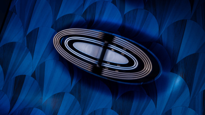 Der Fahrzeugboden ist mit Strohmarketerie verkleidet. (Foto: Mercedes-Benz)