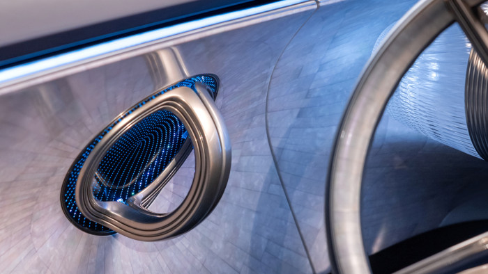 Weitere Designelemente sind Perlmutt-Intarsien hinter dem Zeppelin und in den Türverkleidungen. (Foto: Mercedes-Benz)