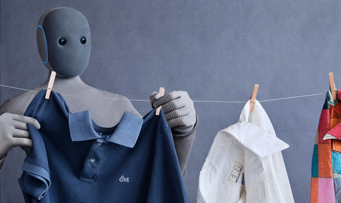 Neo beim Aufhängen nasser Wäsche (Bild: X1)