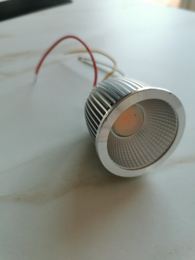Dieser LED-Reflektor beherrscht Tunable White und kann daher die Farbtemperatur anpassen. (Bild: Andreas Meier)