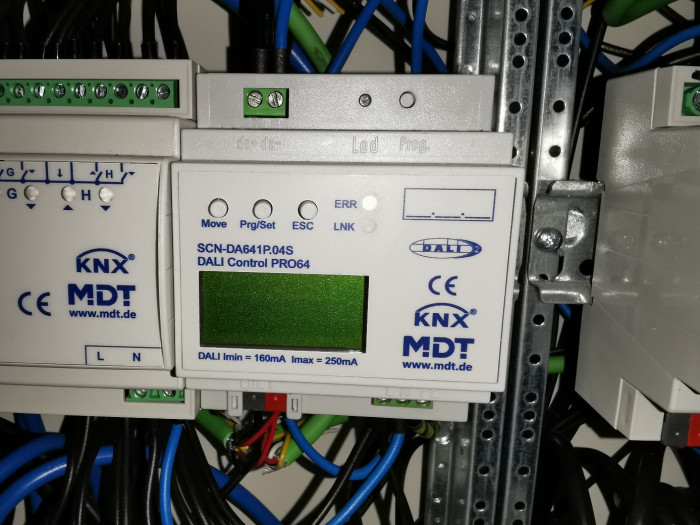 Ein KNX-DALI-Gateway, das zwischen KNX- und DALI-Geräten kommunizieren kann (Bild: Andreas Meier)