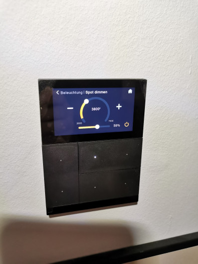 Farbtemperatur- und Dimmsteuerung über KNX-Taster für DALI-Spots (Bild: Andreas Meier)