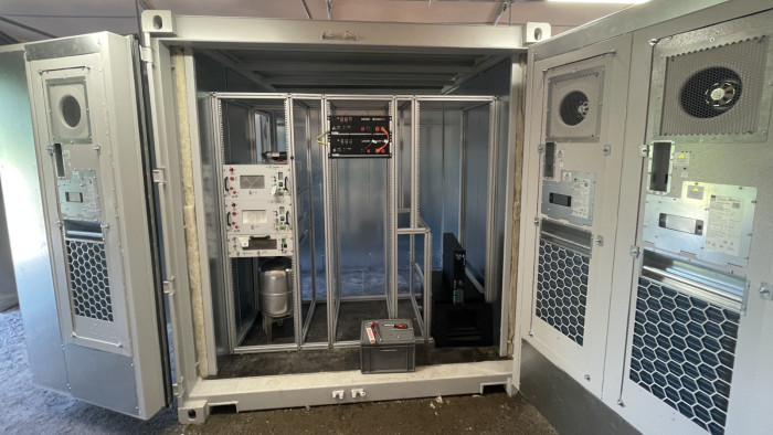 Noch fehlen zahlreiche Komponenten, aber so sieht das Microgrid im Schiffscontainer aus. (Quelle: Golem/Mario Petzold)