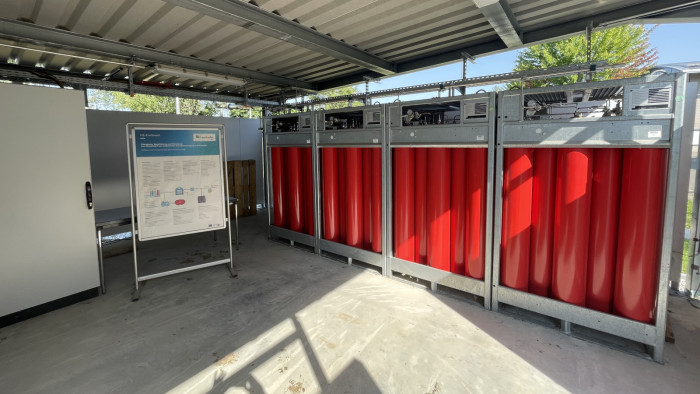 In einer Art Carport steht ein weiteres Microgrid ohne die Limitierung durch einen Container. Hier werden die einzelnen Komponenten getestet und sollen angeschlossene Gebäude mit Strom versorgen. (Quelle: Golem/Mario Petzold)