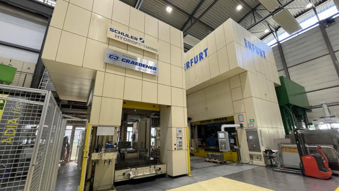 Die haushohen hydraulischen Pressen sollen zukünftig durch Walzen ersetzt werden. (Quelle: Golem/Mario Petzold)