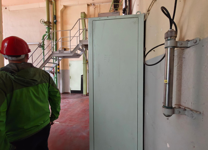 Im Bereich des Kraftwerks herrscht natürlich Helmpflicht. (Quelle: Golem/Martin Wolf)