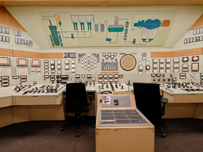 Blick vom Kontrollpult der Reaktorwarte (Quelle: Golem/Martin Wolf)