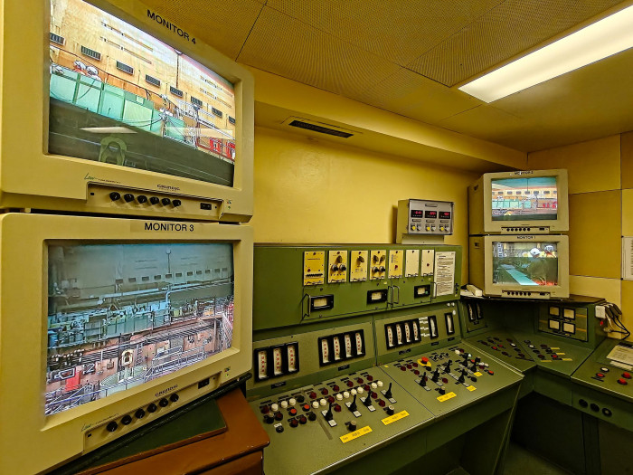 Schon zu Beginn der Rückbauarbeiten wurden Monitore installiert, um Arbeiten im Reaktorgebäude verfolgen zu können. (Quelle: Golem/Martin Wolf)