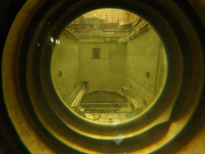 Etwa 30 cm dickes Bleiglas ermöglichte früher den Blick in den Reaktorraum, in dem jetzt nur noch mit einfacher Schutzkleidung und persönlichem Dosimeter rückgebaut wird. (Quelle: Golem/Martin Wolf)