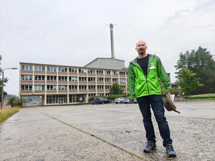 Der Autor vor dem Verwaltungsgebäude, dahinter ragt das Reaktorgebäude heraus. (Quelle: Golem/Martin Wolf)