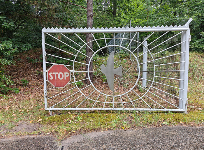 Ein Flügel des Kraftwerkstors, auf denen je eine Taube vor einem Atommodell fliegt. (Quelle: Golem/Martin Wolf)