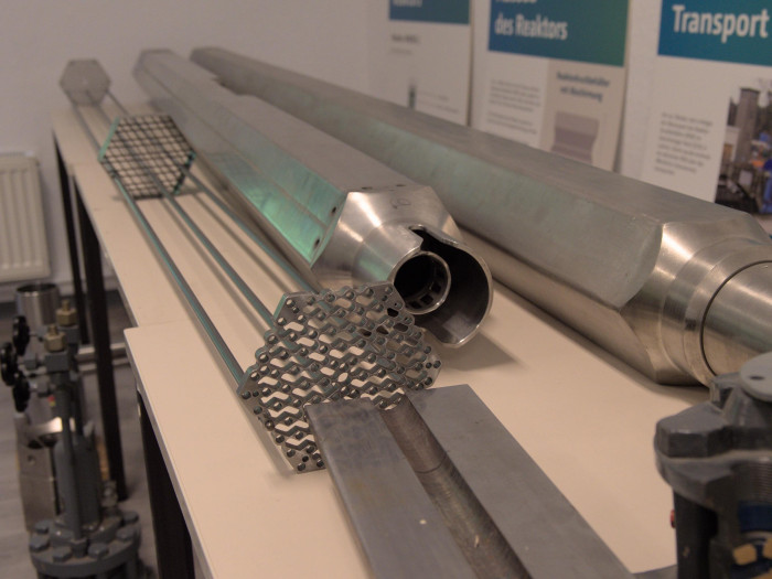 Ausgestelltes, nie genutztes Brennelement mit der Halterung für die Brennstäbe (Quelle: Golem/Martin Wolf)