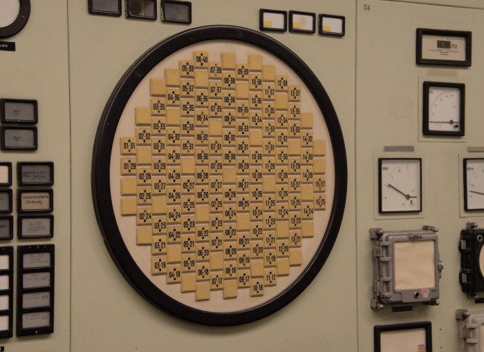 Übersicht der einzelnen Brennelemente im Reaktor, von der Reaktorwarte aus. (Quelle: Golem/Martin Wolf)