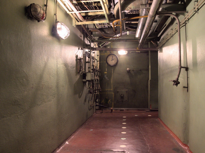 Die Uhr ist noch in Funktion. Markierungen an der Wand zeigen bereits entfernte Komponenten. (Quelle: Golem/Martin Wolf)