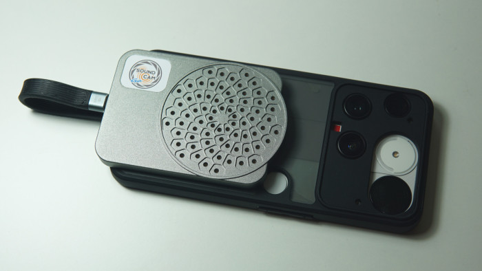 Mit einer Hülle mit Magnetring lässt sich die Soundcam Go unterwegs verwenden. (Quelle: Golem/Mario Petzold)