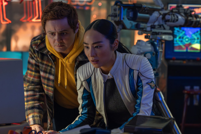 Greta Lee spielt ENCOM-CEO Eve Kim und Arturo Castro ihren Mitarbeiter Seth Flores. (Bild: Walt Disney Pictures)