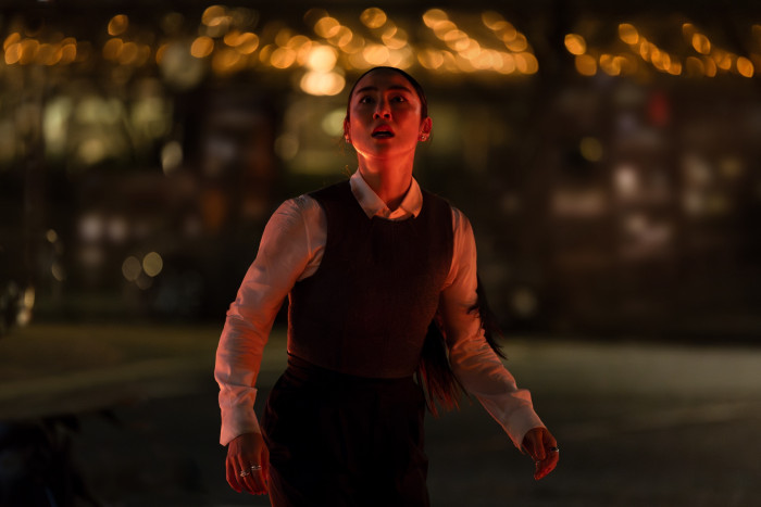 Eve Kim wird von Programmen der Konkurrenz bis in die Realität verfolgt. (Bild: Walt Disney Pictures)