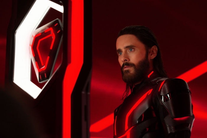 Jared Leto starrt als Ares oft und viel. (Bild: Walt Disney Pictures)