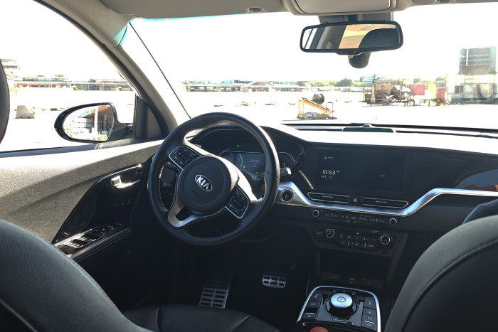 Im Fahrzeuginnern gibt es bis auf den Nothalteknopf kaum Änderungen, denn die Kunden müssen selbst fahren. (Foto: Friedhelm Greis/Golem)