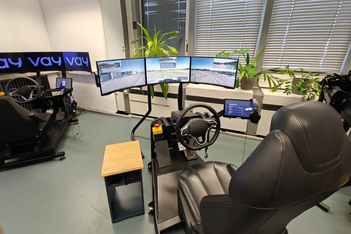 Jeder Arbeitsplatz verfügt über die erforderlichen Bedienelemente zum Fahren sowie drei große Monitore. (Foto: Friedhelm Greis/Golem) 