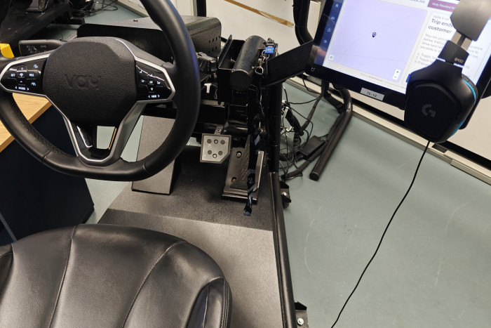 Rechts gibt es einen zusätzlichen Monitor für die Aufgabenplanung sowie einen USB-Anschluss für ein Hardware-Token. (Foto: Friedhelm Greis/Golem) 