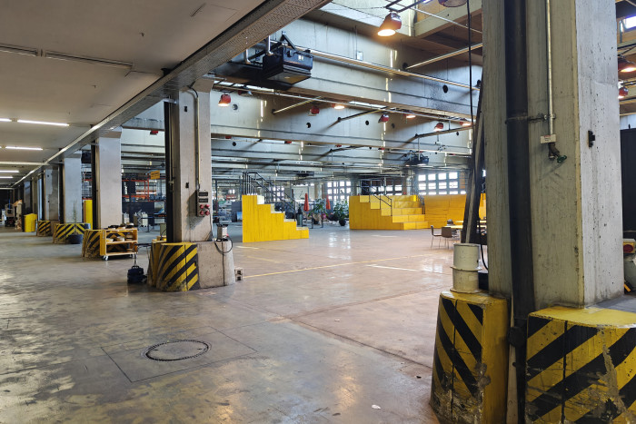 Noch erinnert viel an die frühere Nutzung der Hallen. (Foto: Friedhelm Greis/Golem) 