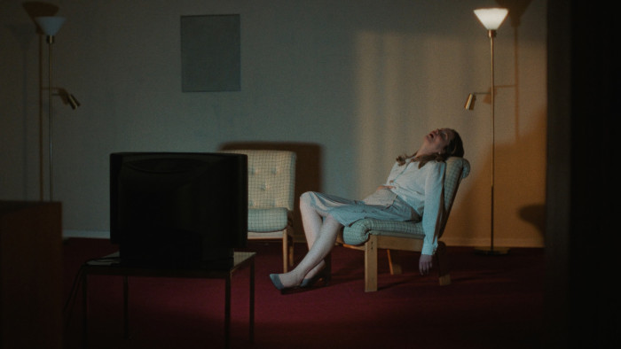 Imme Beccard als Witwe des ermordeten Mitarbeiters einer Haushaltswarenfabrik (Bild: Tambo Film)