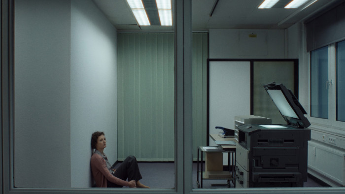 Vicky Krieps erzählt im Film als Beatrice Hagen, elektrische Geräte würden in ihrer Gegenwart oft den Dienst verweigern. (Bild: Tambo Film)