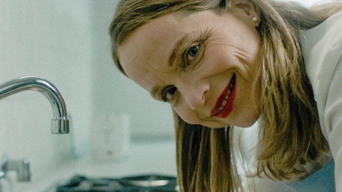 Da hat aber jemand Spaß beim Putzen. (Bild: Tambo Film)