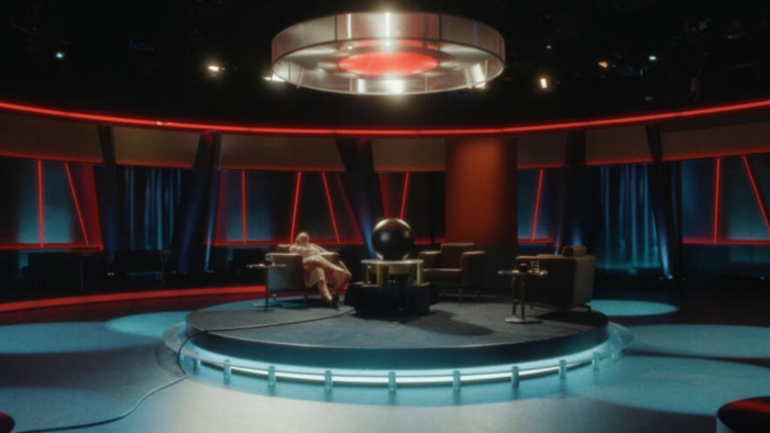 Dieses Fernsehstudio hätten wir beinahe mit einem Star-Trek-Transporter älterer Generation verwechselt. (Bild: Tambo Film)