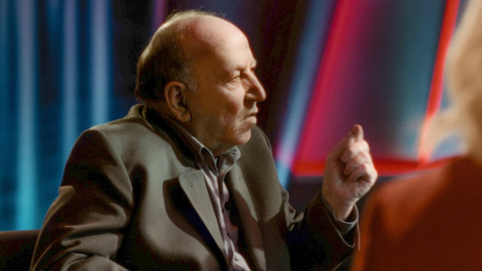 Willi Schlüter mimt unter Deepfake-Effekten die KI-Version von Werner Herzog. (Bild: Tambo Film)