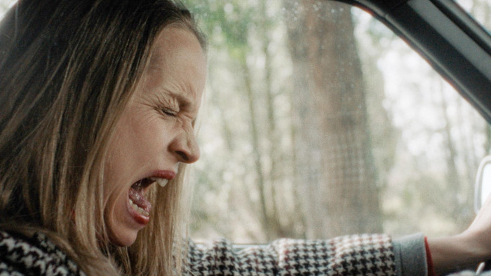 Ist es Trauer, Wut oder beides? In About a Hero muss diese Szene allerdings nicht unbedingt Sinn ergeben. (Bild: Tambo Film)