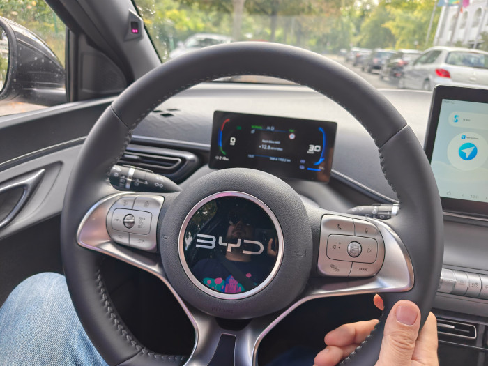 Der BYD Dolphin Surf hat ein 7 Zoll großes Fahrdisplay, auf dem alle wichtigen Informationen angezeigt werden. (Bild: Martin Wolf/Golem.de)