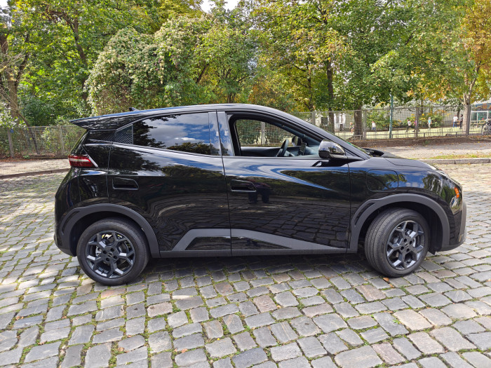 Die Fenster der hinteren Türen werden zum Heck hin sehr schmal - das führt zu etwas unproportional wirkenden Türgriffen. (Bild: Martin Wolf/Golem.de)