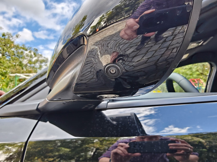 Die Comfort-Variante hat zudem noch Kameras an den Seiten. (Bild: Martin Wolf/Golem.de)