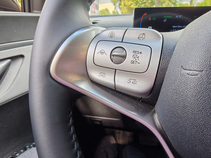 Die Bedienelemente entsprechen denen des BYD Seal, die Buttons wirken aber etwas preiswerter. (Bild: Martin Wolf/Golem.de)