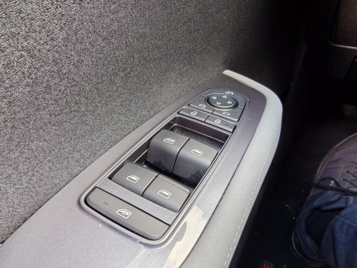 Die Außenspiegel lassen sich über physische Buttons einstellen. (Bild: Martin Wolf/Golem.de)