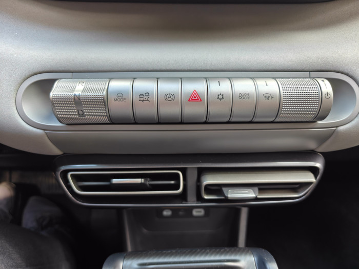 Auch unter dem zentralen Display gibt es eine Reihe von physischen Tastern. (Bild: Martin Wolf/Golem.de)