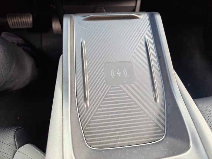 In der Mittelkonsole ist in der Comfort-Version ein Ladepad für Smartphones verbaut. (Bild: Martin Wolf/Golem.de)