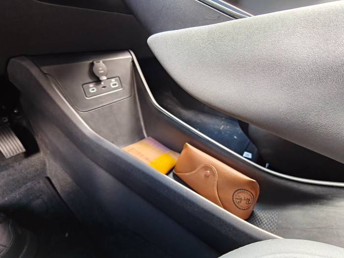 Unter der Mittelkonsole gibt es ein kleines Staufach, ansonsten ist der Stauraum eher begrenzt. (Bild: Martin Wolf/Golem.de)