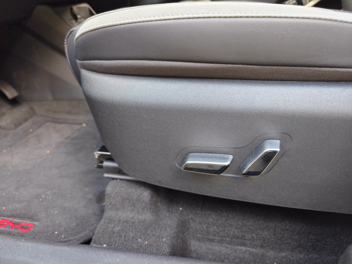 Die Sitze lassen sich elektrisch verstellen. (Bild: Martin Wolf/Golem.de)