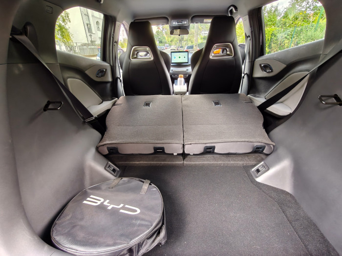 Im Dolphin Surf lässt sich bei zurückgeklappten hinteren Sitzen eine Menge verstauen. (Bild: Martin Wolf/Golem.de)