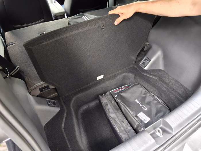 Unterhalb des Kofferraumbodens ist Platz für Kleinkram. (Bild: Martin Wolf/Golem.de)