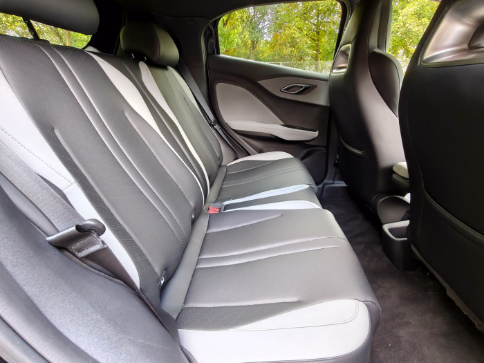 Die Rücksitze sind einfach, aber durchaus bequem auf nicht allzu langen Strecken. (Bild: Martin Wolf/Golem.de)