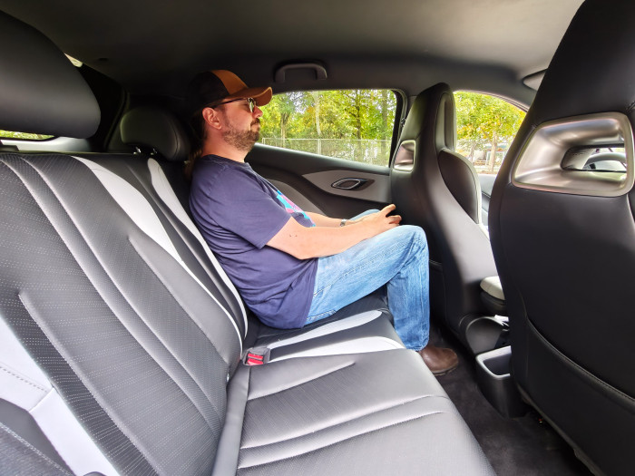 Die Kniefreiheit hinten ist durchschnittlich, auch für den Kopf ist Platz. (Bild: Martin Wolf/Golem.de)