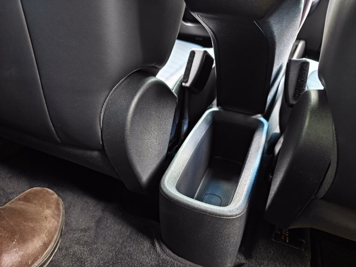 Passagiere im Fond haben eine kleine Aufbewahrungsschale. (Bild: Martin Wolf/Golem.de)