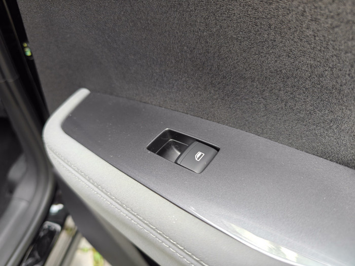 Auch hinten gibt es elektrische Fensterheber. (Bild: Martin Wolf/Golem.de)